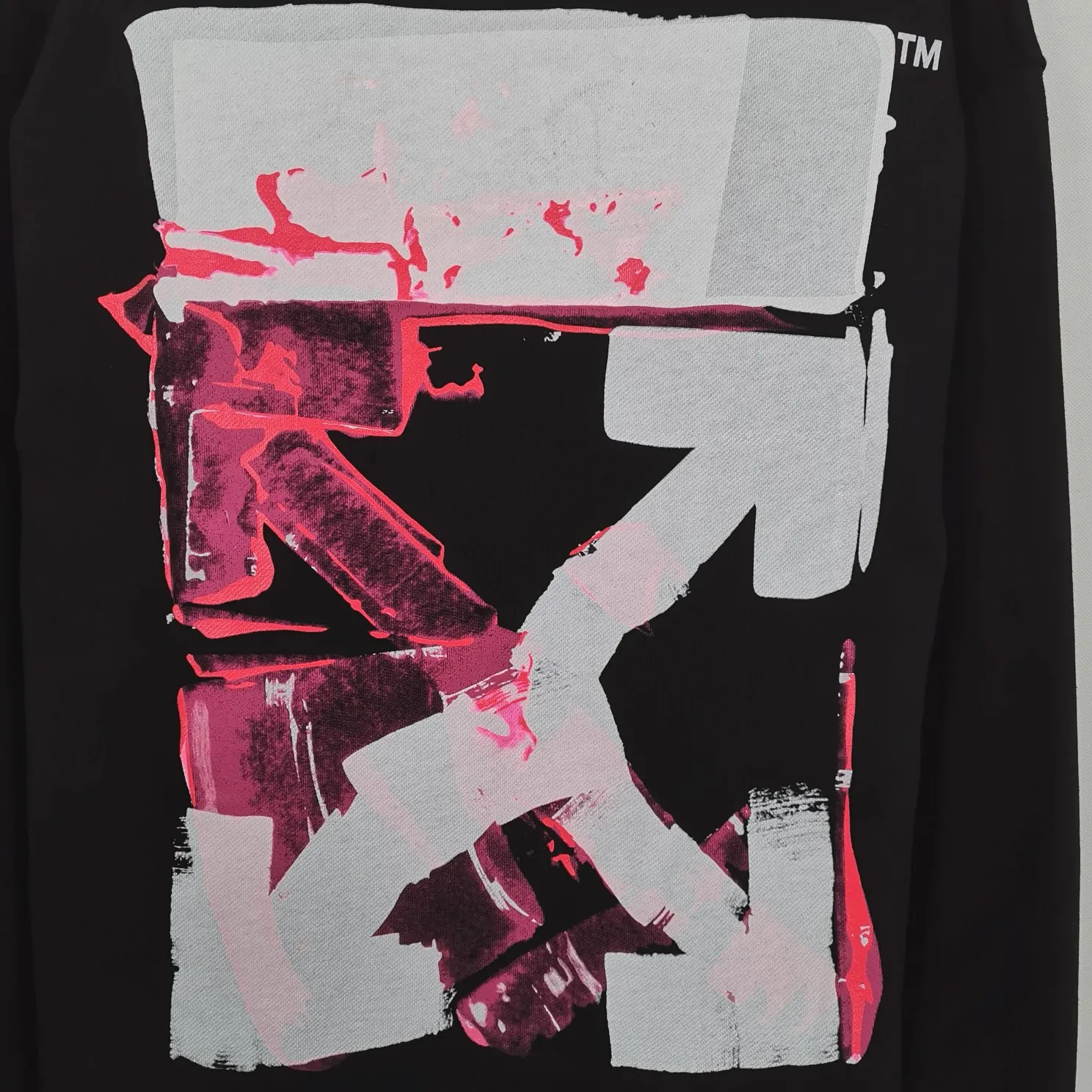 The top tested version OFFWHITE (OW) pink hand-painted graffiti limited edition incomplete arrow hoodie pullover sweatshirt pure cotton loose printing using composite screen printing. Looks like graffiti. The new logo print is simple and clean on the chest. The left and right hands of the portrait click off and white respectively, and there is an extra rose-red paint embellishment. This may be inseparable from the street graffiti culture. The back is the iconic large arrow pattern, black and white contrasting colors, graffiti and wall painting techniques. Every trace is obvious. One of the arrows is painted with rose-red paint. The natural effect of the pigment is smudged, with a feeling of depth and water stains, which is very special. The fabric is made of 460g fish scale terry cotton fabric, which is full of drape and is a big release. Size: XS-L Color: Black P:390